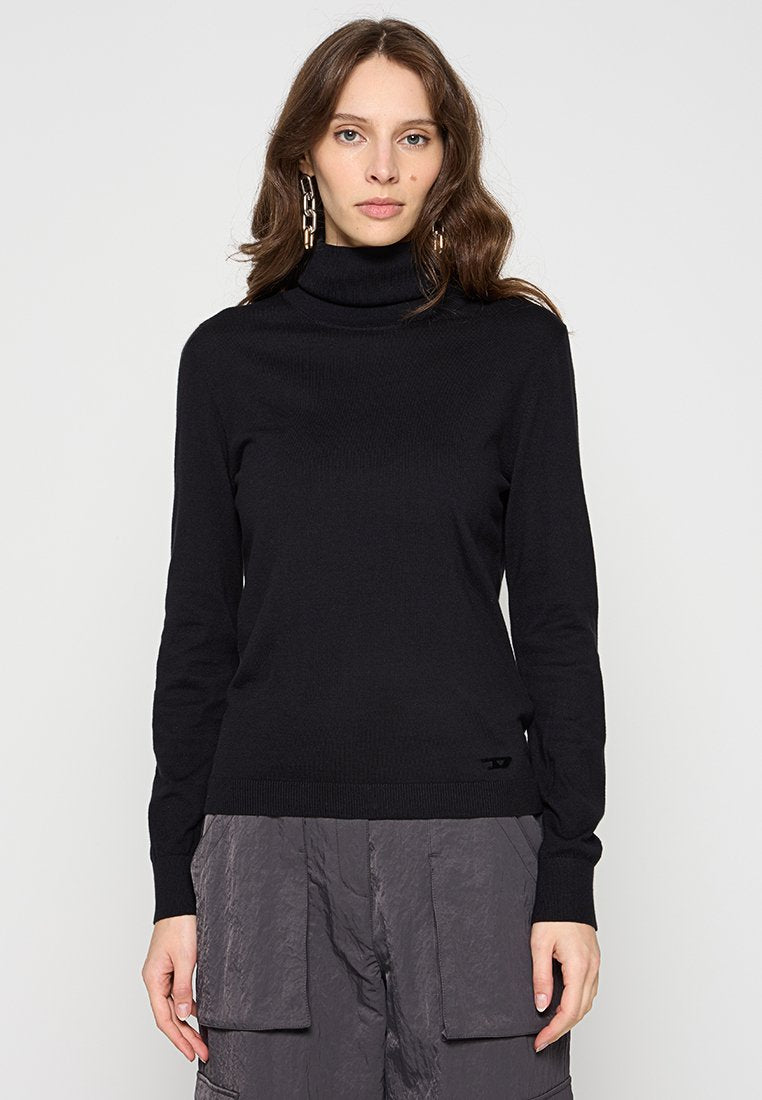 Schwarzer Rollkragenpullover aus Rippstrickstoff, figurbetontes Design, mit langen Ärmeln und einem dezenten Markenlogo nahe dem Saum.