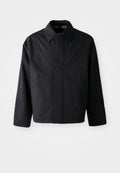 Schwarze, kurze Jacke mit umgeschlagenem Kragen, zwei Fronttaschen und langen Ärmeln. Hergestellt aus glattem, leichtem Material mit dezentem Branding.