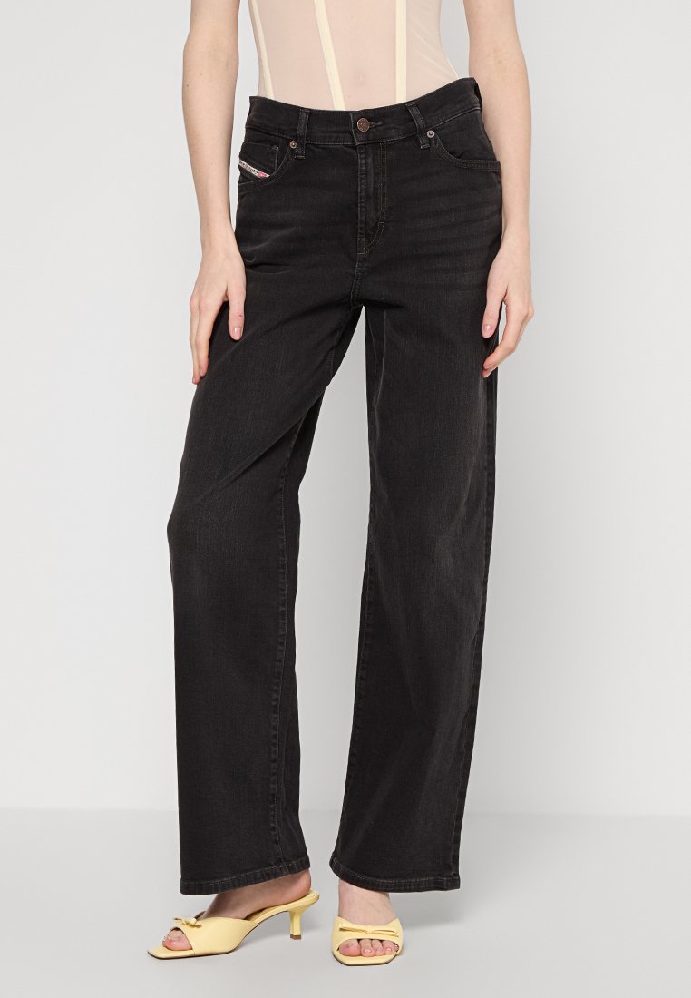 Schwarze Jeans in weiter Beinform aus Denim mit hoher Taille, Gürtelschlaufen und Vordertaschen mit dekorativen Steppnähten. Glatte Textur, lässiges Design.
