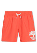 Korallfarbene Schwimmshorts mit elastischem Bund, außenliegendem Kordelzug, seitlichen Taschen und einem weißen Baum-Logo am linken Bein.