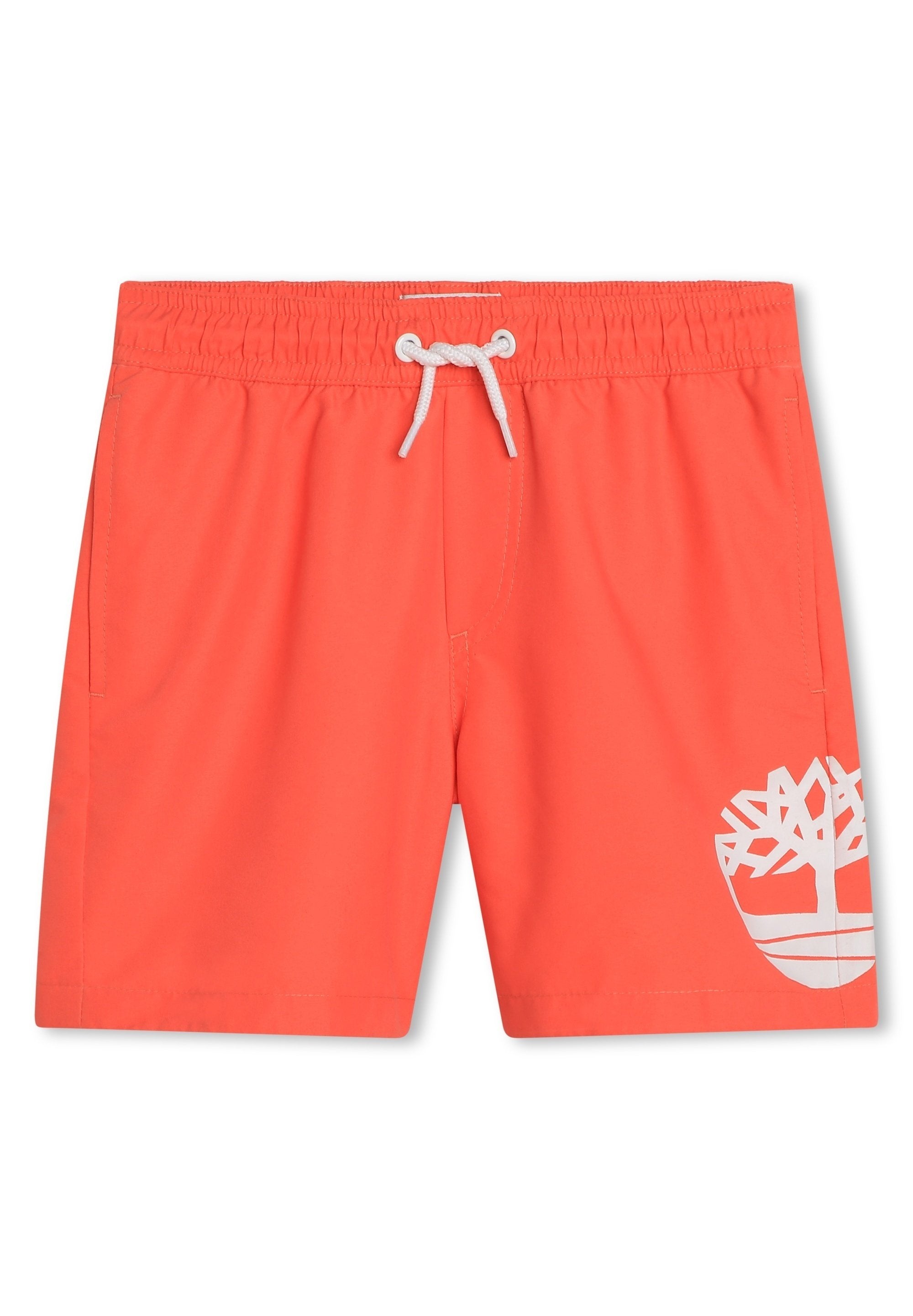 Korallfarbene Schwimmshorts mit elastischem Bund, außenliegendem Kordelzug, seitlichen Taschen und einem weißen Baum-Logo am linken Bein.