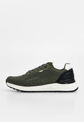 Olivgrüner Strick-Sneaker mit schwarzer Ferse, weißer Sohle und schwarzer Laufsohle, von der linken Seite vor einfachem Hintergrund gezeigt.