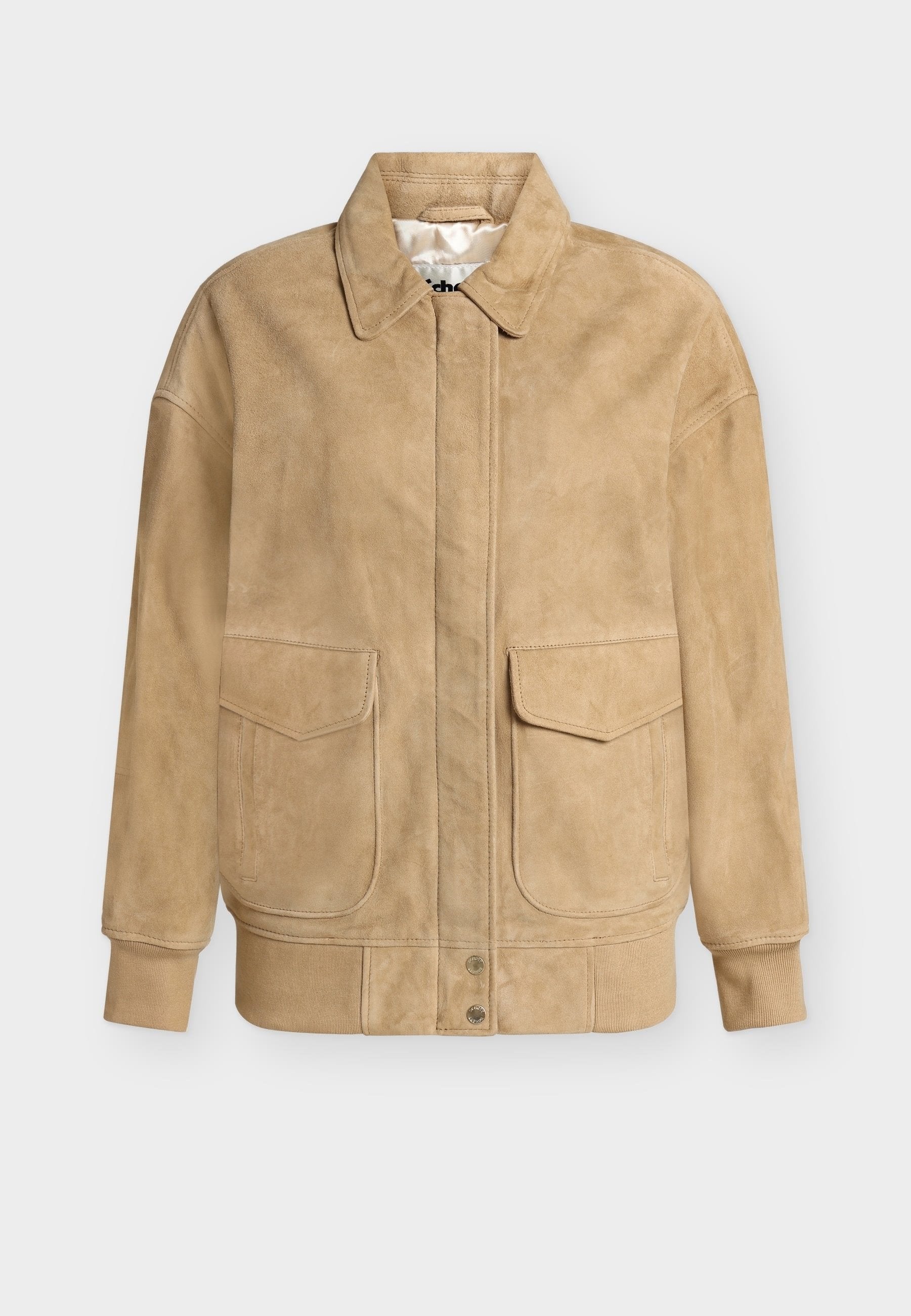 Beige Wildleder-Bomberjacke mit aufgesetzten Taschen vorne, Knopfmanschetten und geripptem Saum, auf weißem Hintergrund präsentiert.