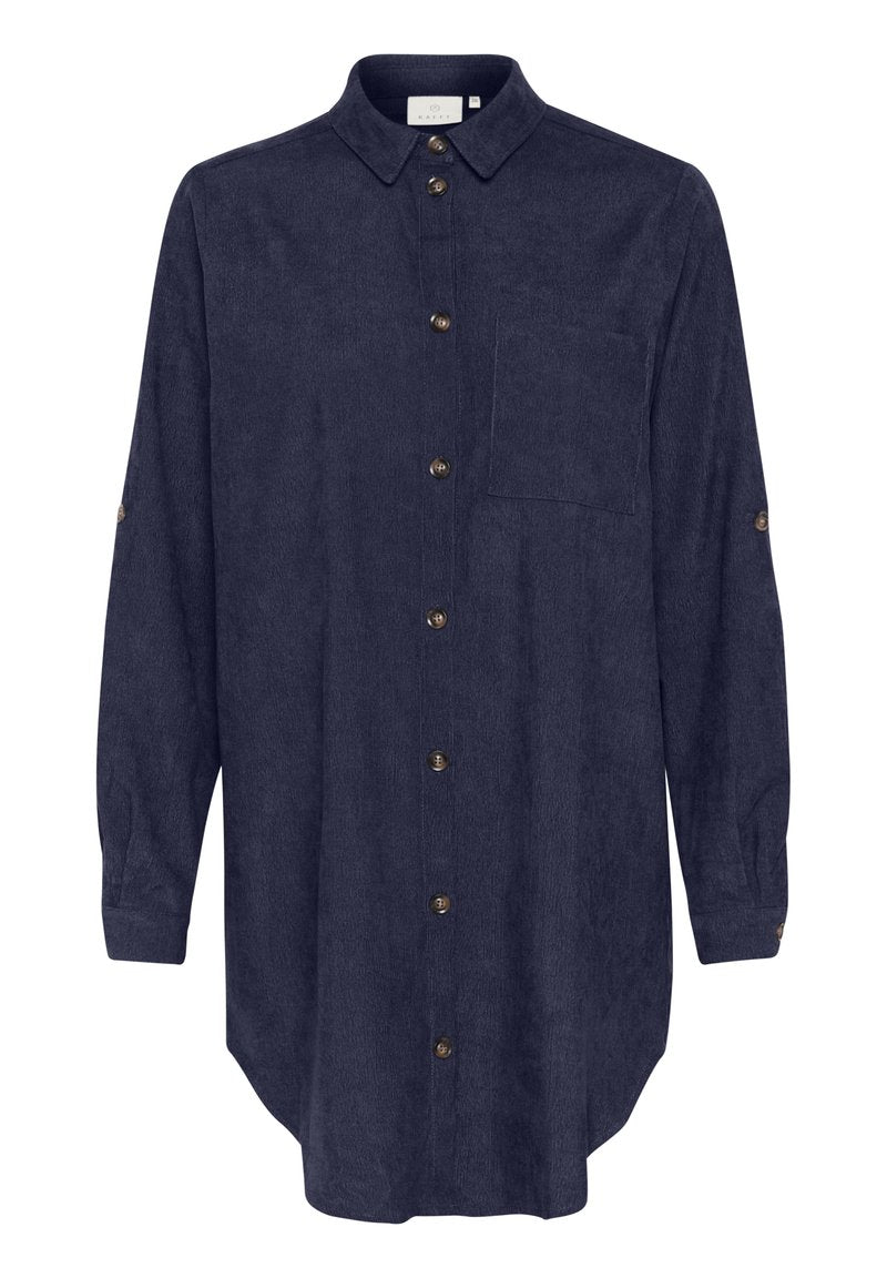 Dunkelblaue Hemdbluse aus strukturiertem Stoff, mit langen Ärmeln und Knopfverschluss, einer Brusttasche und einem abgerundeten Saum.