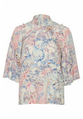 Blumenbluse mit hohem Kragen und kurzen, ausgestellten Ärmeln. Leichter Stoff mit rosa, blauen und orangefarbenen Blumenmustern auf weißem Hintergrund.