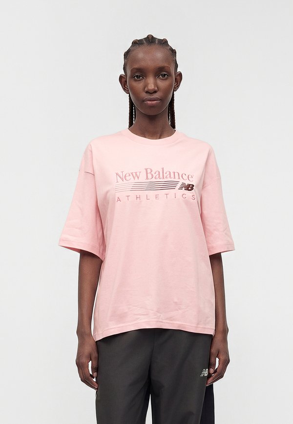 New Balance TRACKSIDE OVERSIZED - Print T-shirt - pink chalk