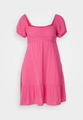Rosa Kurzarmkleid mit quadratischem Ausschnitt, gerafftem Oberteil und einem ausgestellten Saum mit Rüsche. Leichter Stoff.