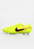 Neon-gelber Fußballschuh mit strukturierter Oberfläche, schwarzem Nike-Swoosh und roten Akzenten. Verfügt über eine abgerundete Spitze und mehrere Stollen für besseren Halt.