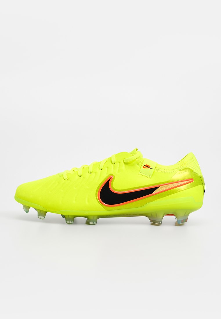 Neon-gelber Fußballschuh mit strukturierter Oberfläche, schwarzem Nike-Swoosh und roten Akzenten. Verfügt über eine abgerundete Spitze und mehrere Stollen für besseren Halt.