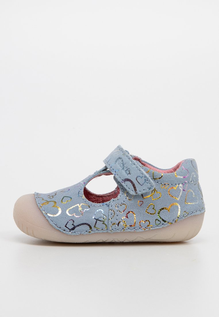 Helles blaues Kinderschuh mit Herzmustern, Klettverschlussriemen, runder Zehenpartie und Gummisohle. Weiches Material mit Ausschnitten für Atmungsaktivität.