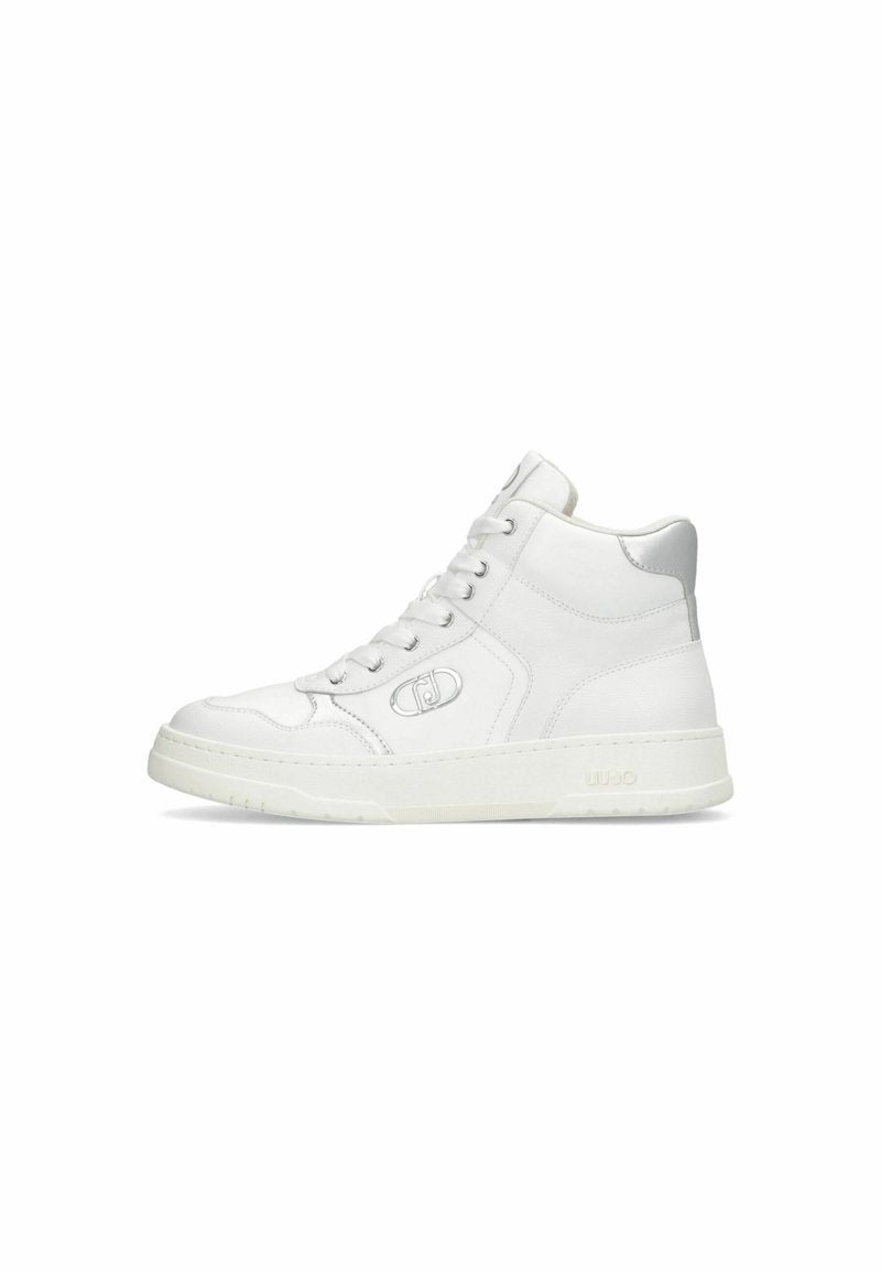 Hohe weiße Leder-Sneaker mit strukturierter Oberfläche, ausgestattet mit einem silbernen Akzent an der Ferse und einem Logo-Detail an der Seite. Gummisohle.