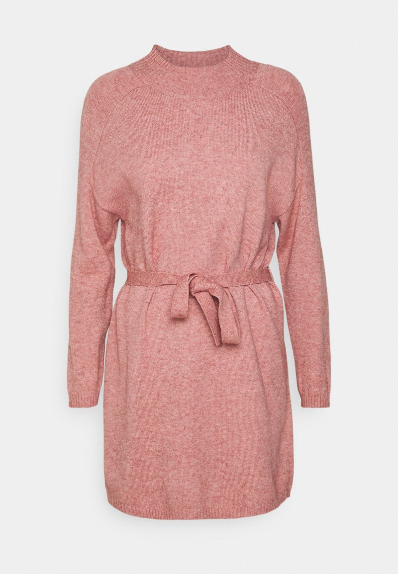 Strickkleid in sanftem Pink mit einem hohen Halsausschnitt, langen Ärmeln und einem passenden Gürtel in der Taille. Verfügt über eine lockere Passform und gerippte Bündchen.