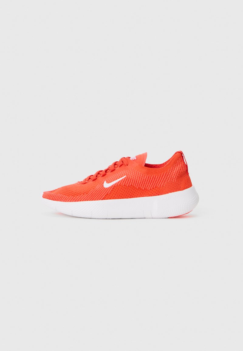 Nike-Sneaker mit einem leuchtend orangefarbenen gestrickten Obermaterial, weißer Sohle und subtiler Markenkennzeichnung. Verfügt über eine abgerundete Zehenpartie und ein strukturiertes Material für Flexibilität.