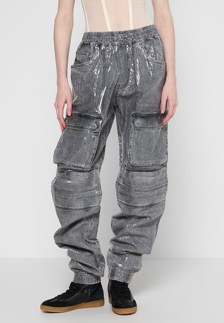 Graue Cargo-Hosen mit einer glänzenden, strukturierten Oberfläche, einem elastischen Bund, mehreren Taschen und eng zulaufenden Beinabschlüssen.