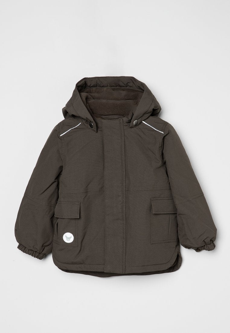 Dunkelgrüne, gepolsterte Jacke mit Kapuze, ausgestattet mit zwei vorderen Taschen, elastischen Bündchen und reflektierenden Reißverschlussakzenten. Weicher Innenfutter sichtbar.