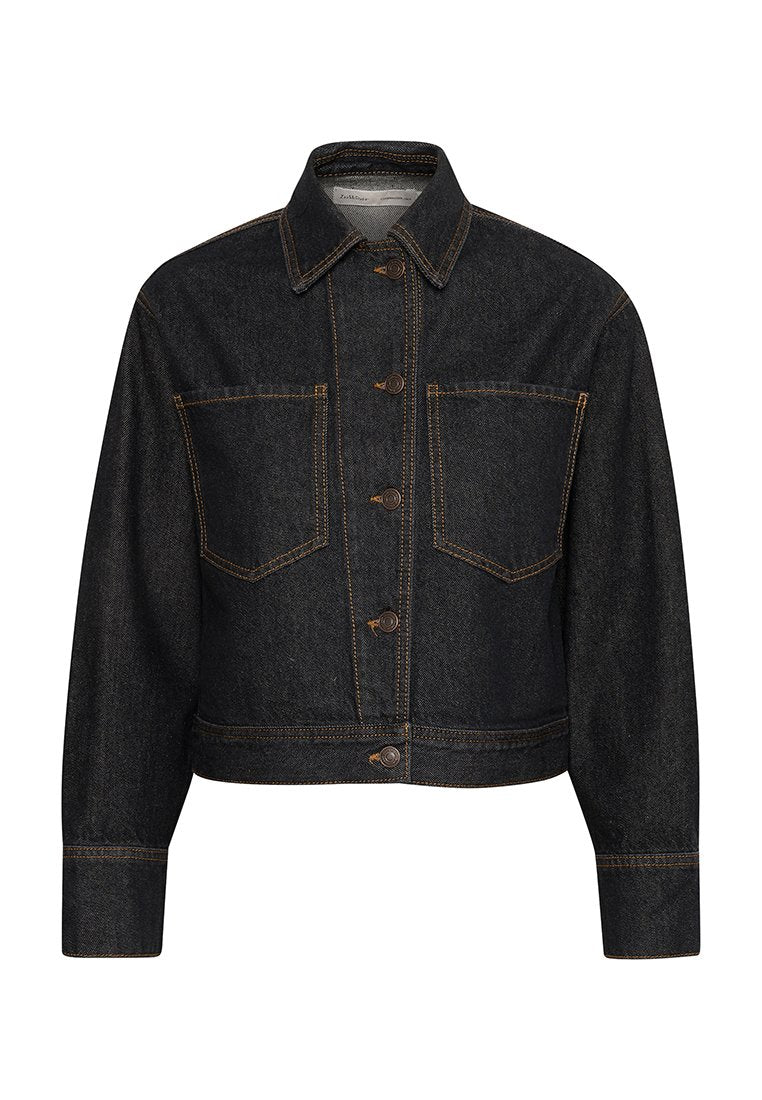 Dunkelblaue, cropped Jeansjacke mit Knopfleiste, zwei Brusttaschen und kontrastierenden Nähten. Lange Ärmel mit geknöpften Manschetten.