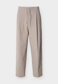 Beige strukturierte Hose mit Kordelzug, geraden Beinen und elastischem Bund, auf weißem Hintergrund dargestellt.
