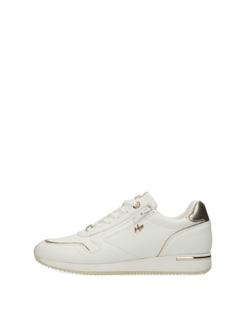 Weißer Sportschuh mit metallic-goldenen Akzenten, strukturiertem Canvas-Material, kontrastierendem Nähte und einer geriffelten Sohle. Verfügt über ein Schnürdesign.