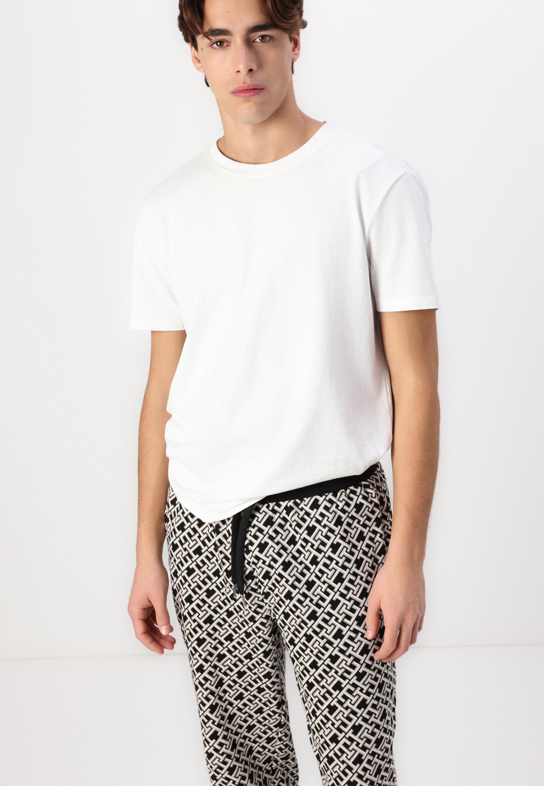 MONOGRAM UNISEX Media 5