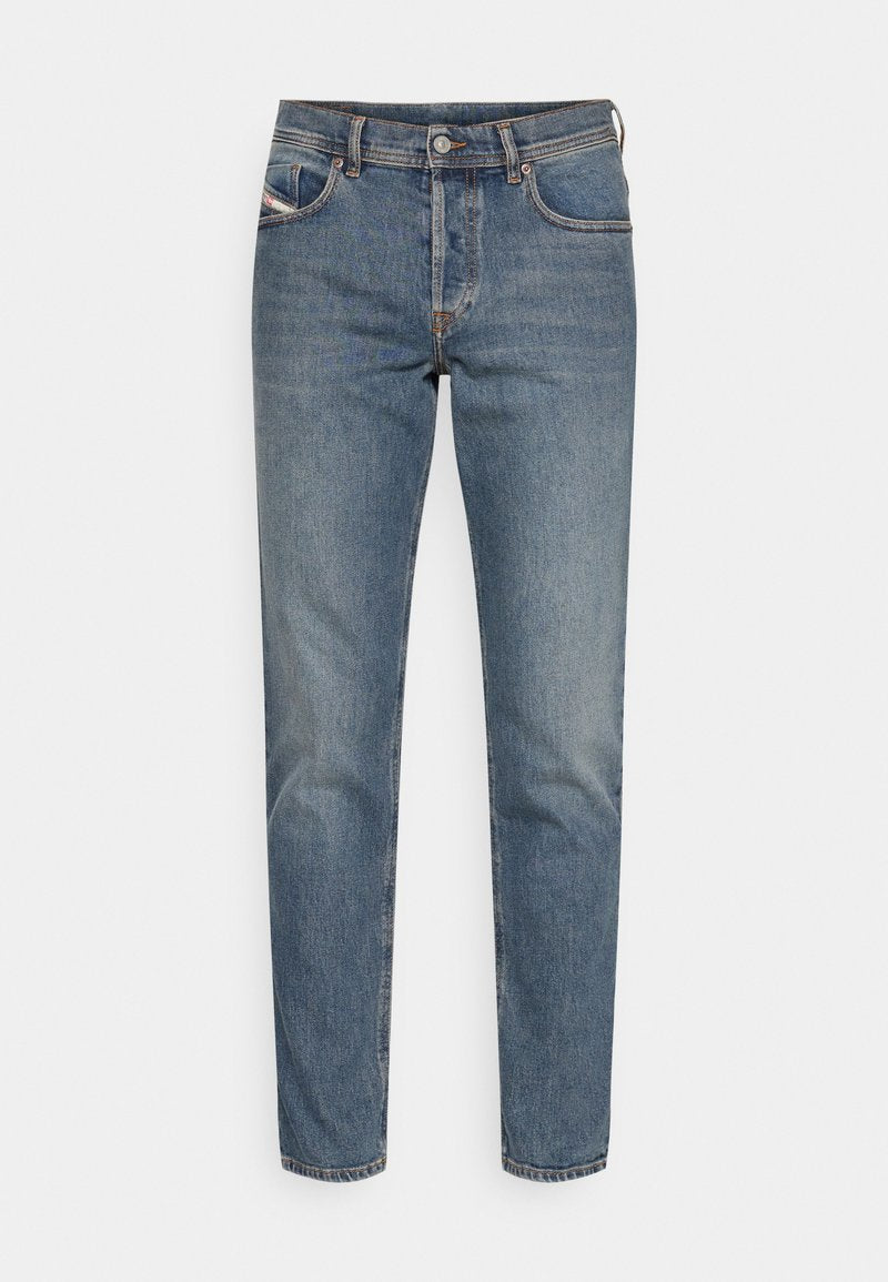 Helle blaue Jeans aus Denim mit geradem Bein, fünf Taschen Design und kontrastierenden Nähten. Verfügt über einen Knopfverschluss und Gürtelschlaufen.