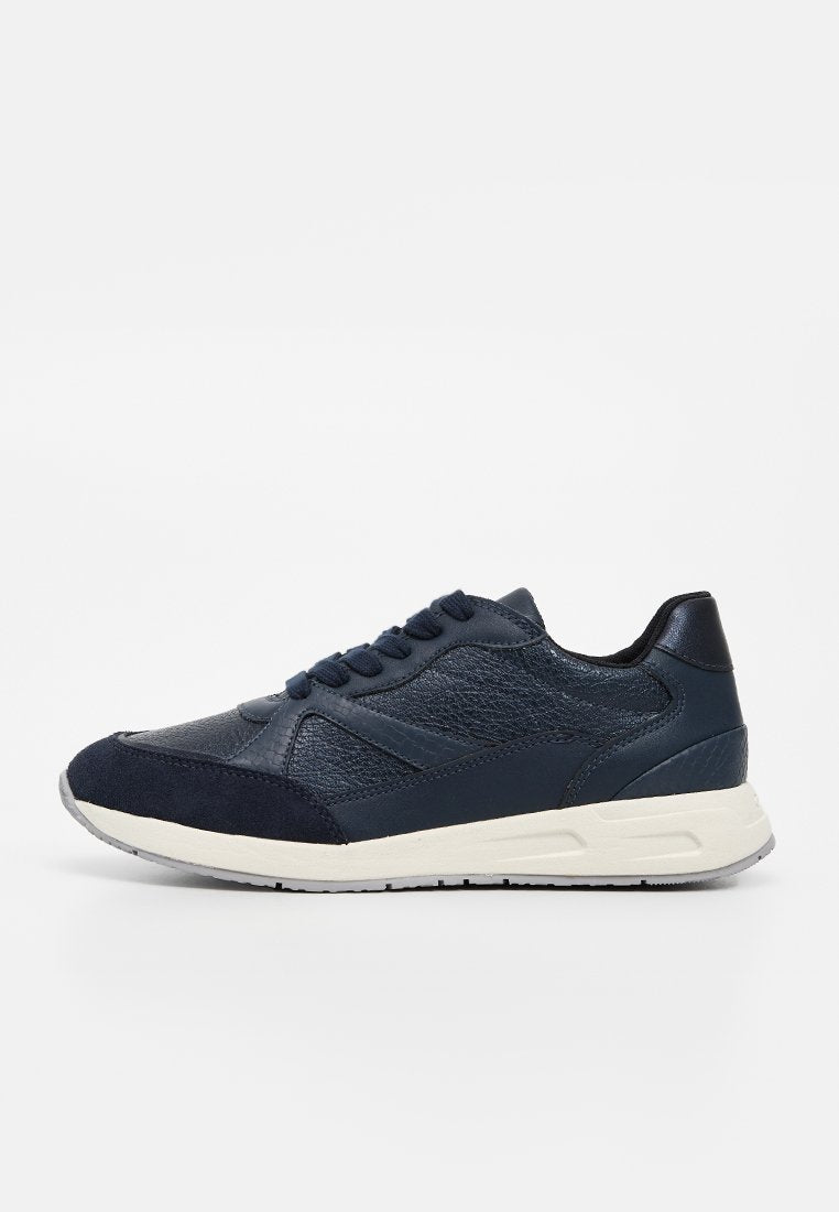 Dunkelblaue Herren-Sneaker aus Leder und Veloursleder mit weißer Gummisohle, Schnürdesign und strukturierten Paneeldetails.