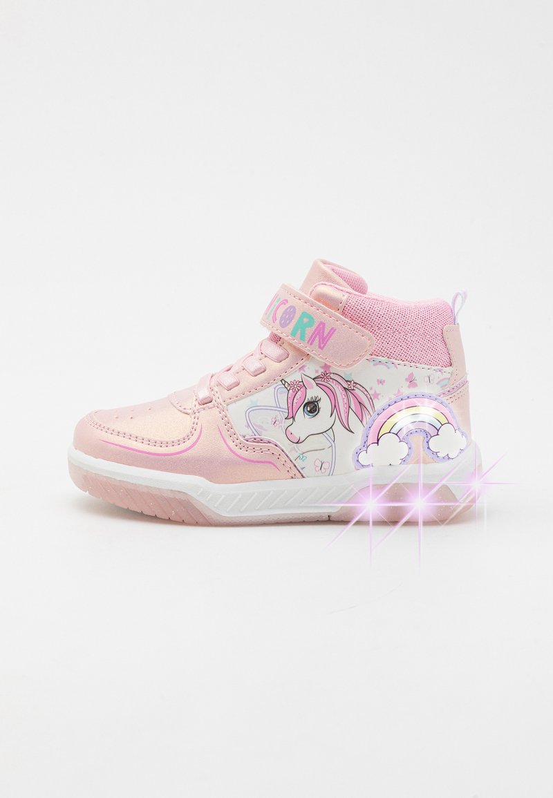 Rosa High-Top-Sneaker mit einem Einhorn-Design, schimmerndem Material, verstellbarem Riemen und einem leuchtenden Regenbogenakzent an der Ferse.