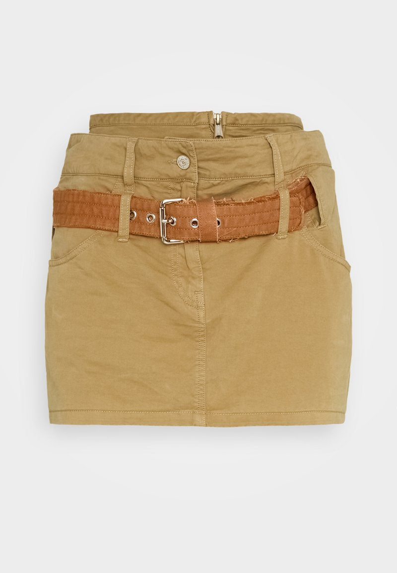 Khaki Minirock mit einem strukturierten braunen Gürtel, ausgestattet mit Vordertaschen und einem Reißverschluss. Glattes Material mit einem leicht abgetragenen Finish.