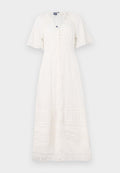 Weißes Maxikleid aus leichtem Stoff mit kurzen Ärmeln, V-Ausschnitt und vorderen Knöpfen; mit strukturierten Streifen und Spitzenbesatz.