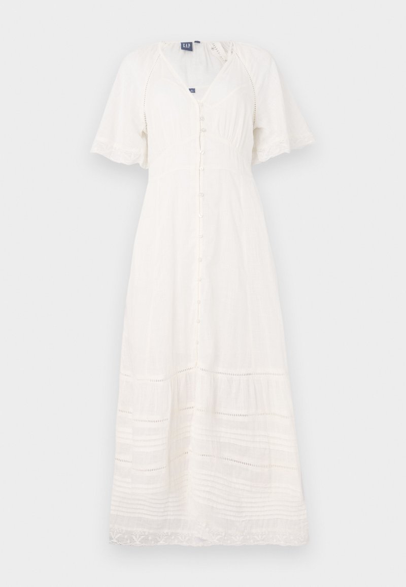 Weißes Maxikleid aus leichtem Stoff mit kurzen Ärmeln, V-Ausschnitt und vorderen Knöpfen; mit strukturierten Streifen und Spitzenbesatz.