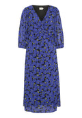 Blumenmusterkleid in lebhaftem Blau mit grünen Akzenten; V-Ausschnitt, geraffte Details an der Brust und weite 3/4-Ärmel, aus leichtem Stoff gefertigt.