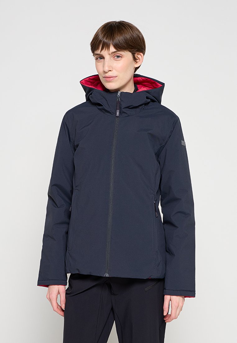 Marineblaue wasserdichte Jacke mit Kapuze, Frontreißverschluss und rotem Innenfutter. Verfügt über Seitentaschen und eine lockere Passform.