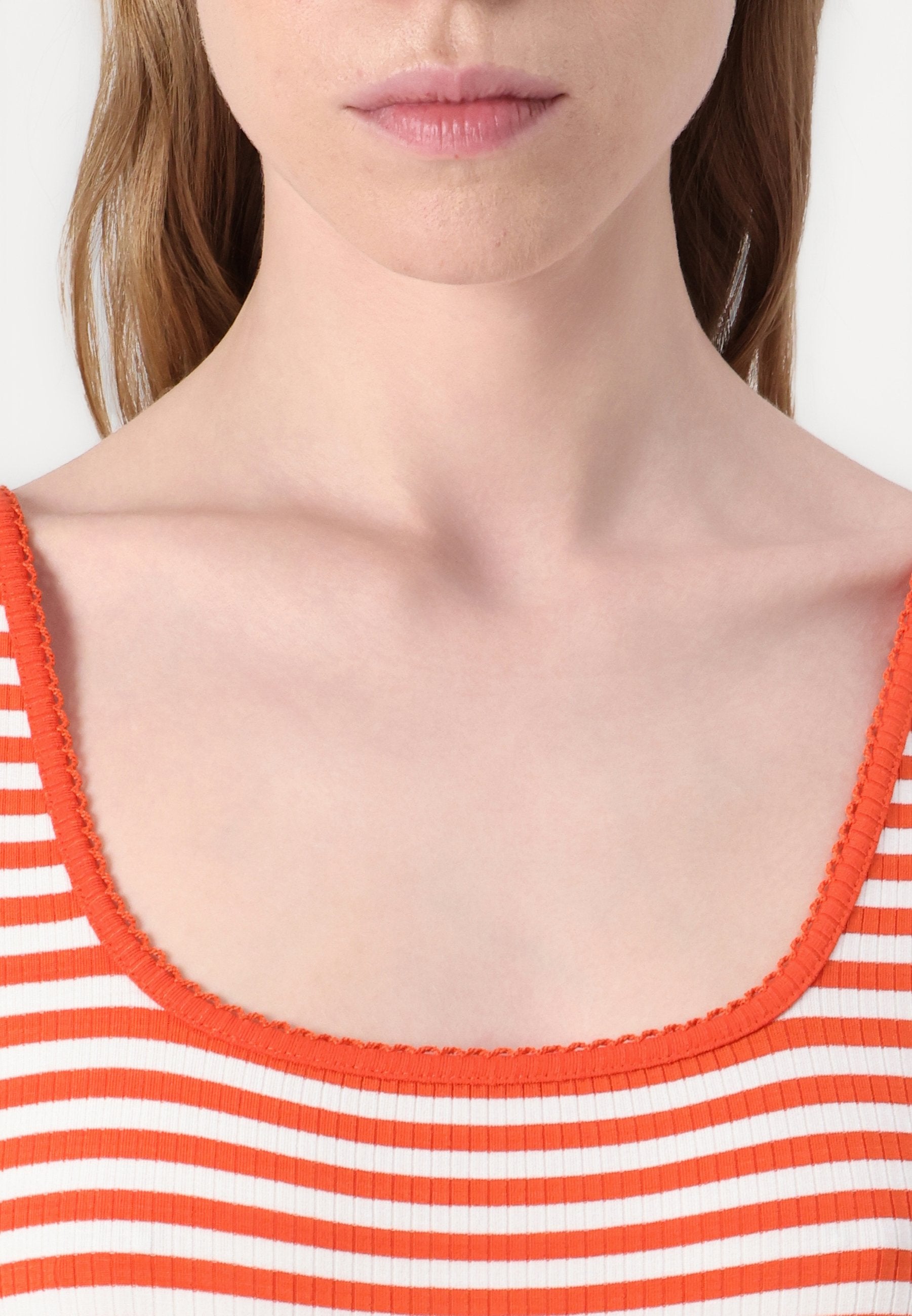 SLIM SQUARE TANK Media 6