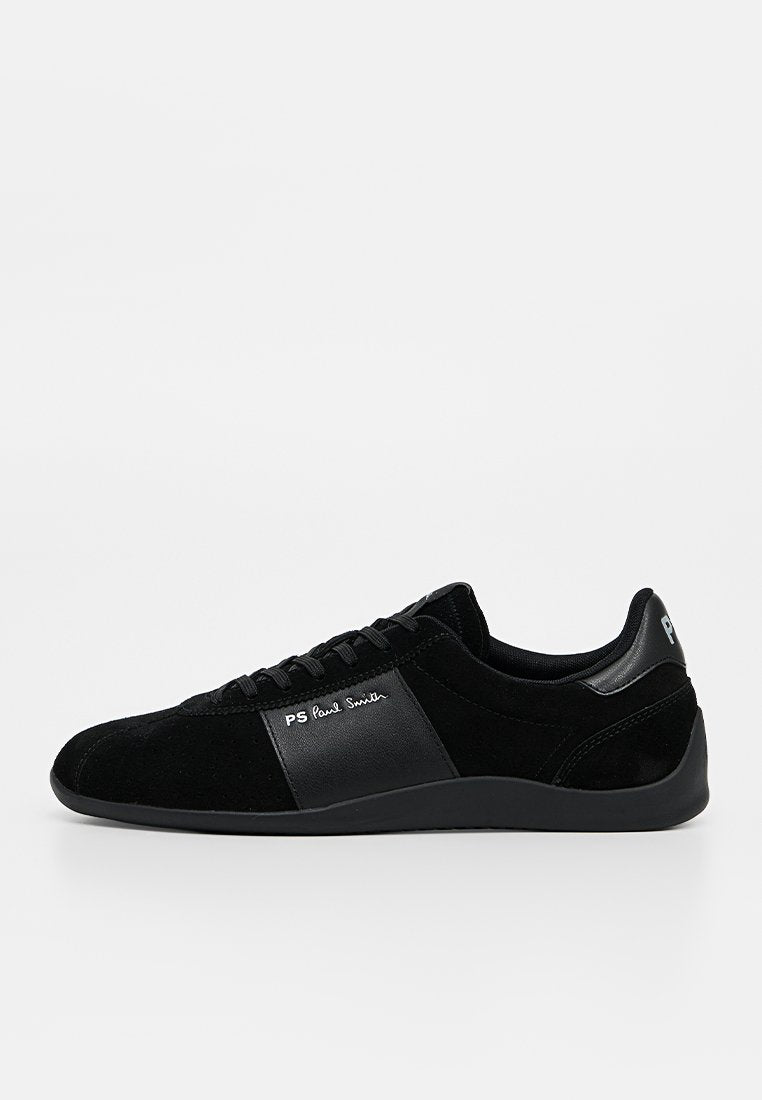 Schwarzer Sneaker mit niedrigem Schaft aus Wildleder- und Lederpaneelen, Schnürdesign und "PS Paul Smith" Logo an Seite und Ferse.