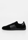Schwarzer Sneaker mit niedrigem Schaft aus Wildleder- und Lederpaneelen, Schnürdesign und "PS Paul Smith" Logo an Seite und Ferse.