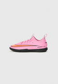 Rosa Sportschuh mit elegantem Design, ausgestattet mit einem orangefarbenen und schwarzen Streifen, strukturiertem Obermaterial, Gummisohle und einer Lasche an der Ferse.