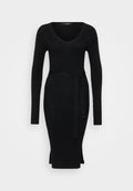 Schwarzes, geripptes Strickkleid mit langen Ärmeln, V-Ausschnitt, Taillengürtel und seitlichen Schlitzen, das eine taillierte Silhouette und weiche Textur präsentiert.