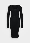 Schwarzes, geripptes Strickkleid mit langen Ärmeln, V-Ausschnitt, Taillengürtel und seitlichen Schlitzen, das eine taillierte Silhouette und weiche Textur präsentiert.