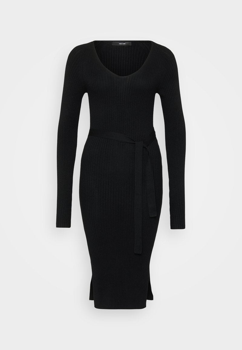 Schwarzes, geripptes Strickkleid mit langen Ärmeln, V-Ausschnitt, Taillengürtel und seitlichen Schlitzen, das eine taillierte Silhouette und weiche Textur präsentiert.