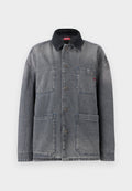 Graue Jeansjacke mit vorderer Knopfleiste, schwarzem Cordkragen und vier aufgesetzten Taschen, darunter eine Brusttasche mit Diesel-Logo.