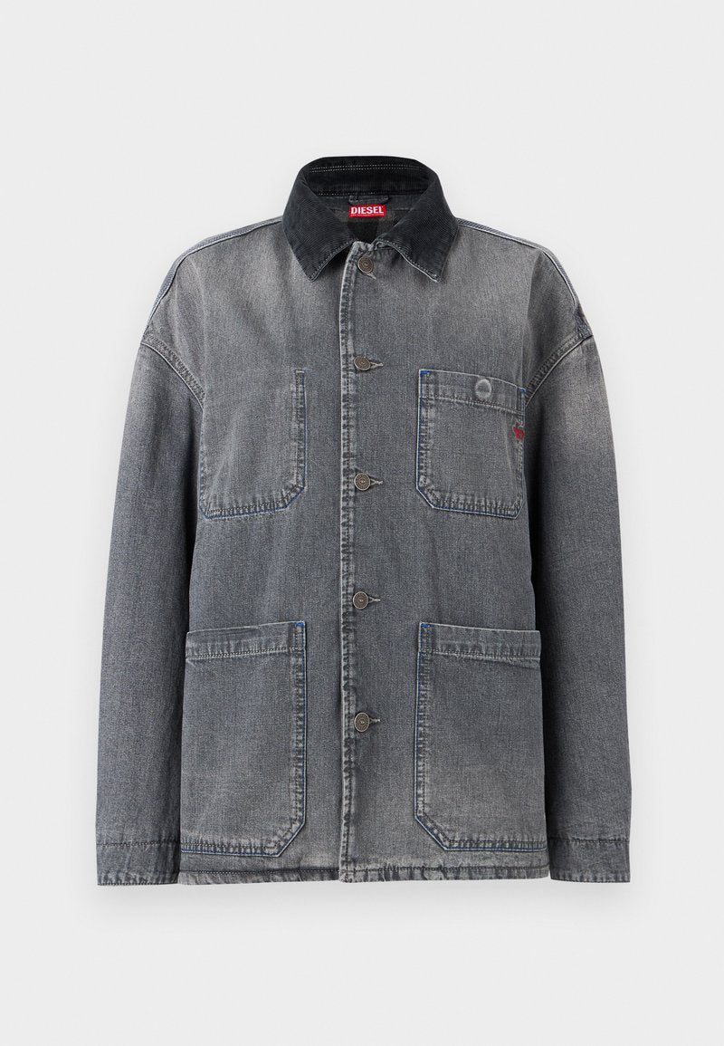 Graue Jeansjacke mit vorderer Knopfleiste, schwarzem Cordkragen und vier aufgesetzten Taschen, darunter eine Brusttasche mit Diesel-Logo.
