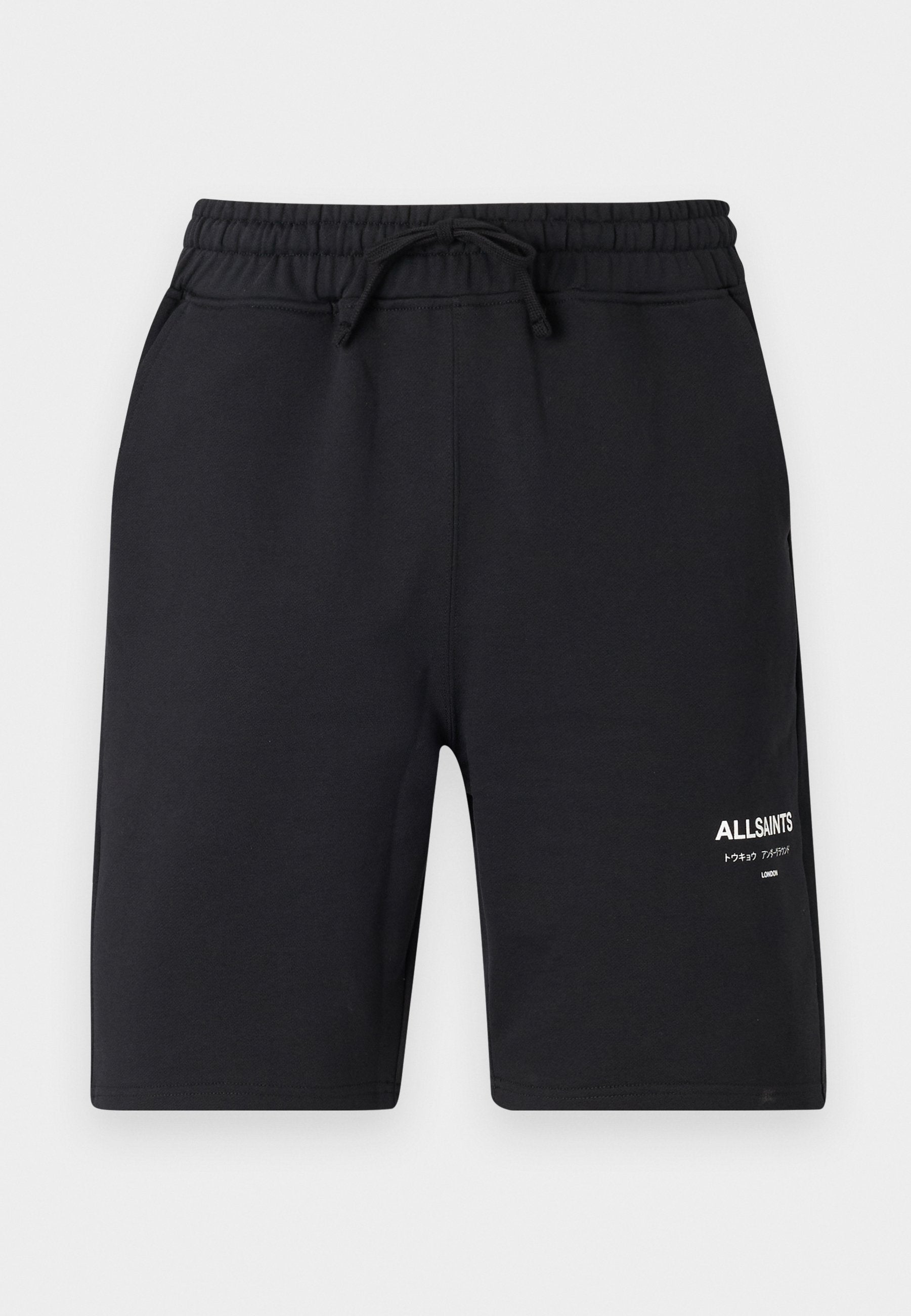 Schwarze Baumwollshorts mit elastischem Bund, Kordelzug und weißer Logo-Detailierung. Glatte Textur und knielanges Design.