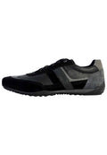 Schwarze und graue Sportschuhe aus einer Mischung von Wildleder und Leder, mit einem schlanken Design, Schnürsenkeln und strukturierten Seitendetails.