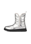 Silberne, bauschige Stiefelette mit strukturierter Oberfläche, weißem Rand und schwarzer Gummisohle. Verfügt über eine Zuglasche hinten und auffällige Nähte.