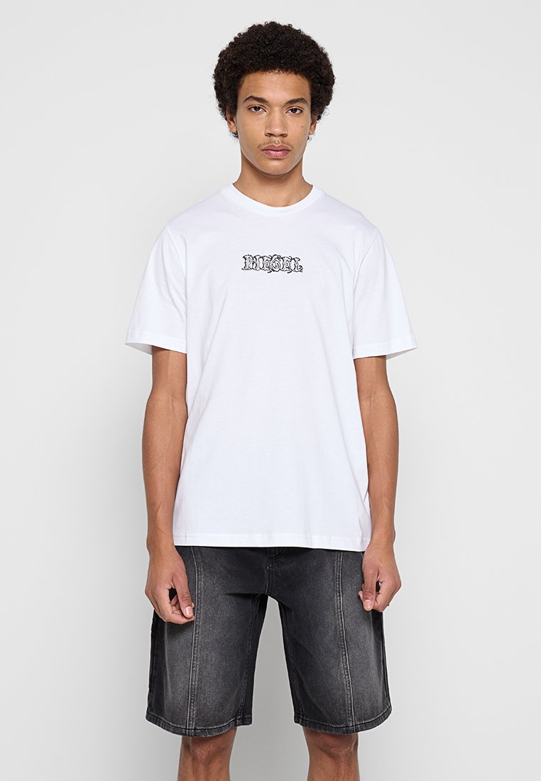 Weißes Baumwoll-T-Shirt mit einem schwarzen Grafikdruck auf der Brust, kombiniert mit dunkelgrauen Jeansshorts. Lässiges Kurzarm-Design.