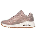 Rosa metallische Sneaker mit strukturiertem Rautenmuster, abgerundeter Zehenpartie, Schnürverschluss, gepolsterter Sohle und sichtbarer Luftpolsterung in der Ferse.