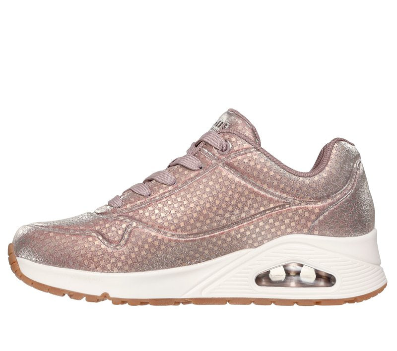 Rosa metallische Sneaker mit strukturiertem Rautenmuster, abgerundeter Zehenpartie, Schnürverschluss, gepolsterter Sohle und sichtbarer Luftpolsterung in der Ferse.