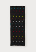 Schwarzer Schal mit wiederholten, mehrfarbigen "P"-Mustern in Rot, Gelb, Blau, Pink und Weiß. Weicher Stoff mit fransigen Kanten.