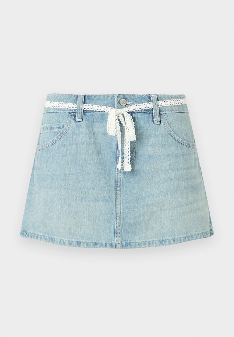 Hellblauer Jeans-Minirock mit Fronttaschen, Gürtelschlaufen, Knopfverschluss und einem weißen Spitzenband, das in der Taille gebunden ist.