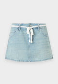 Hellblauer Jeans-Minirock mit Fronttaschen, Gürtelschlaufen, Knopfverschluss und einem weißen Spitzenband, das in der Taille gebunden ist.