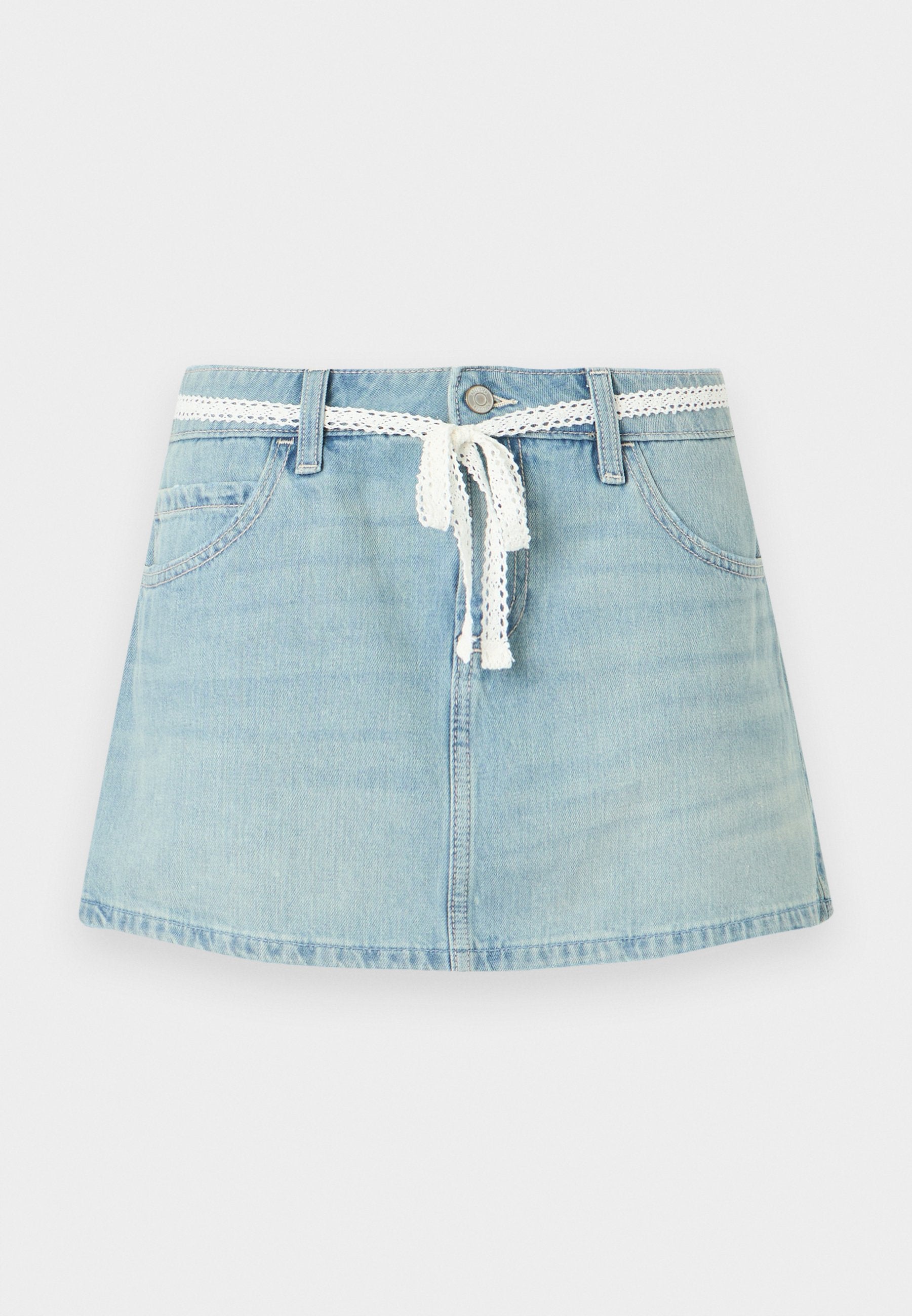 Hellblauer Jeans-Minirock mit Fronttaschen, Gürtelschlaufen, Knopfverschluss und einem weißen Spitzenband, das in der Taille gebunden ist.